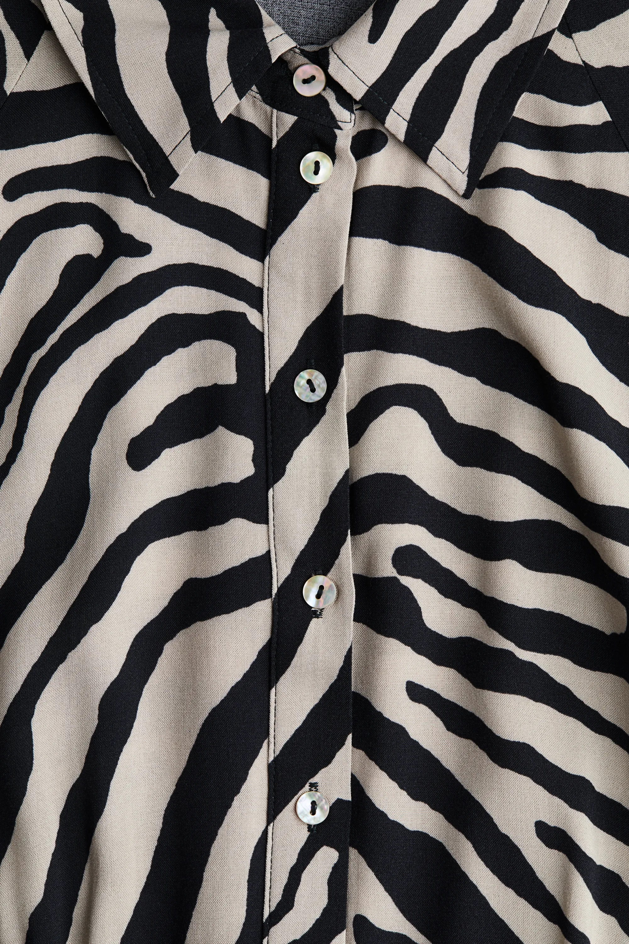 Robe chemise avec ceinture à nouer - Crème/motif zébré