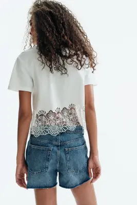 Short en denim avec bords à cru - Bleu denim — photo 2