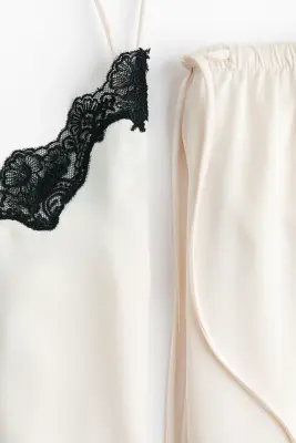 Pyjama en satin avec dentelle - Crème/noir — photo 4