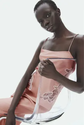Robe en satin avec écharpe et dentelle - Beige ancien/blanc — photo 3