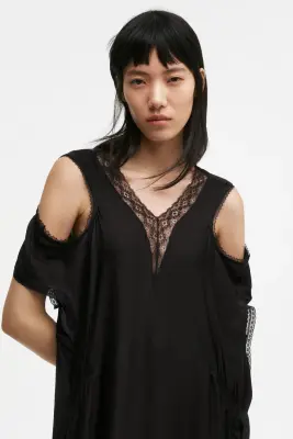 Robe en satin avec dentelle - Noir — photo 1