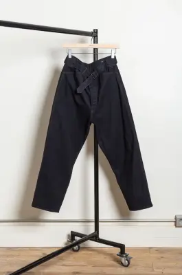 Comoli – Black Denim Belted Pants E03-03002 – BLACK — photo 3