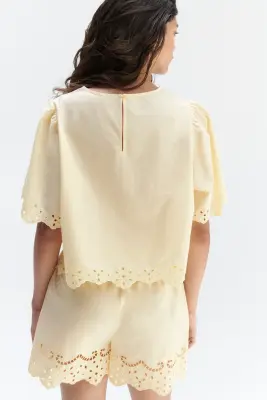 Short en coton avec broderie anglaise - Jaune clair — photo 1