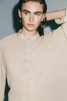 Blouse avec boutons noués - Beige — photo 2