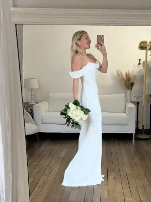 Robe de mariée longue Olivia en satin blanc épaules dénudées Prix boutique 1160€ Taille S — photo 4