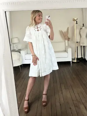 Robe babydoll été 2018 manches courtes en voile blanc et dentelle brodée de soie Prix boutique 2500€ Taille 36 — photo 5