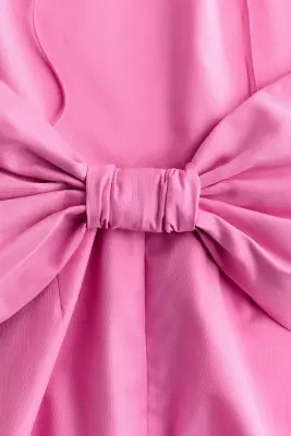 Robe avec nœud et décolleté dans le dos - Rose — photo 3