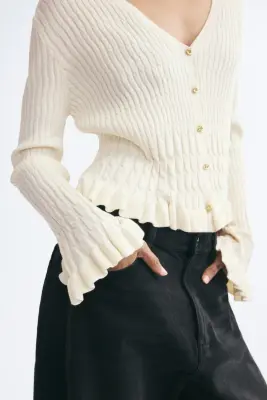 Gilet à encolure en V avec bords ruchés - Crème — photo 2
