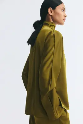 Blouse à col cheminée en satin - Vert olive foncé — photo 3