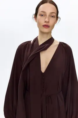 Robe avec écharpe - Marron foncé — photo 2