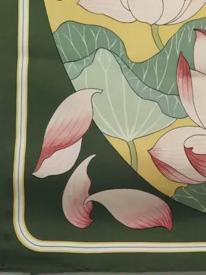 Foulard FLEUR DE LOTUS carré en twill de soie vert, jaune et rose Prix boutique 530€ Taille 90 x 90 — photo 5