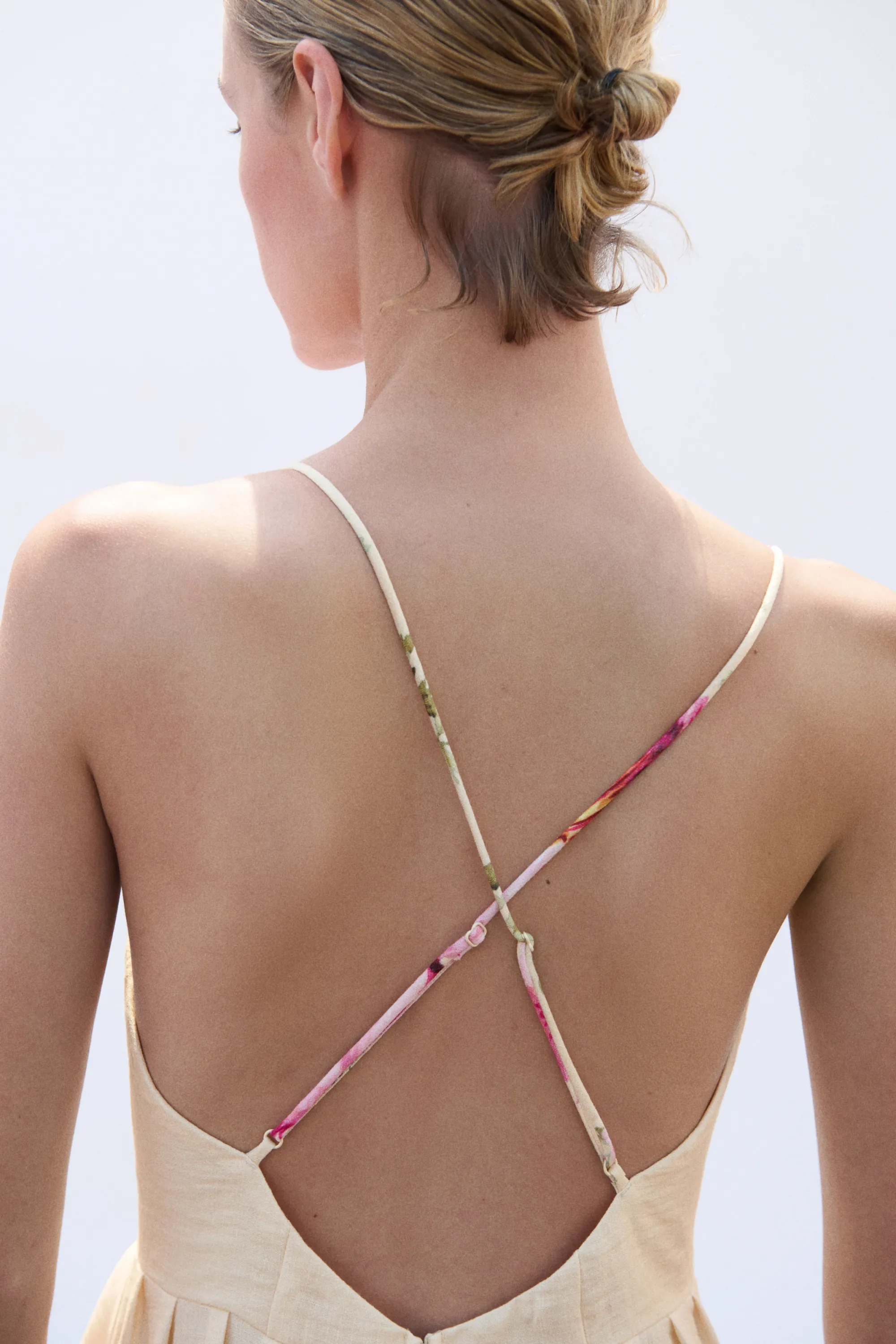 Robe à bretelles fines avec jupe évasée - Abricot/fleuri