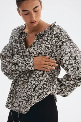 Blouse à col volanté - Crème/motif gris foncé — photo 2