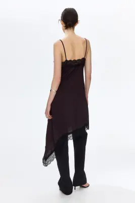 Robe à bretelles fines avec dentelle - Marron foncé/noir — photo 5