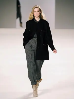 Veste en velours de coton noir brodé de chaînes dorées FW 2009 Prix boutique €2200 Taille 38 à 40 — photo 2
