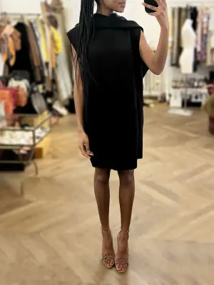 Robe Hiver 2022 sans manche en crêpe noir à capuche Prix boutique 2000€ Taille 36 — photo 3