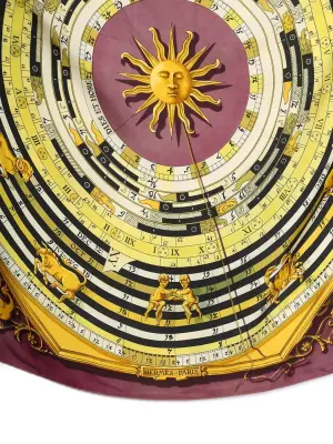 Foulard carré astrologie en twill de soie bordeaux, jaune et noir Taille 90x90 Prix boutique 495€ — photo 2