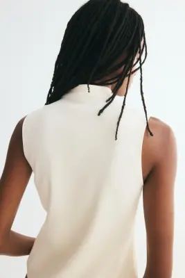 Gilet sans manches avec détails à boutons - Crème — photo 3
