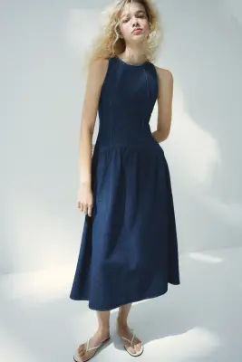 Robe en denim avec jupe évasée - Bleu denim foncé — photo 1
