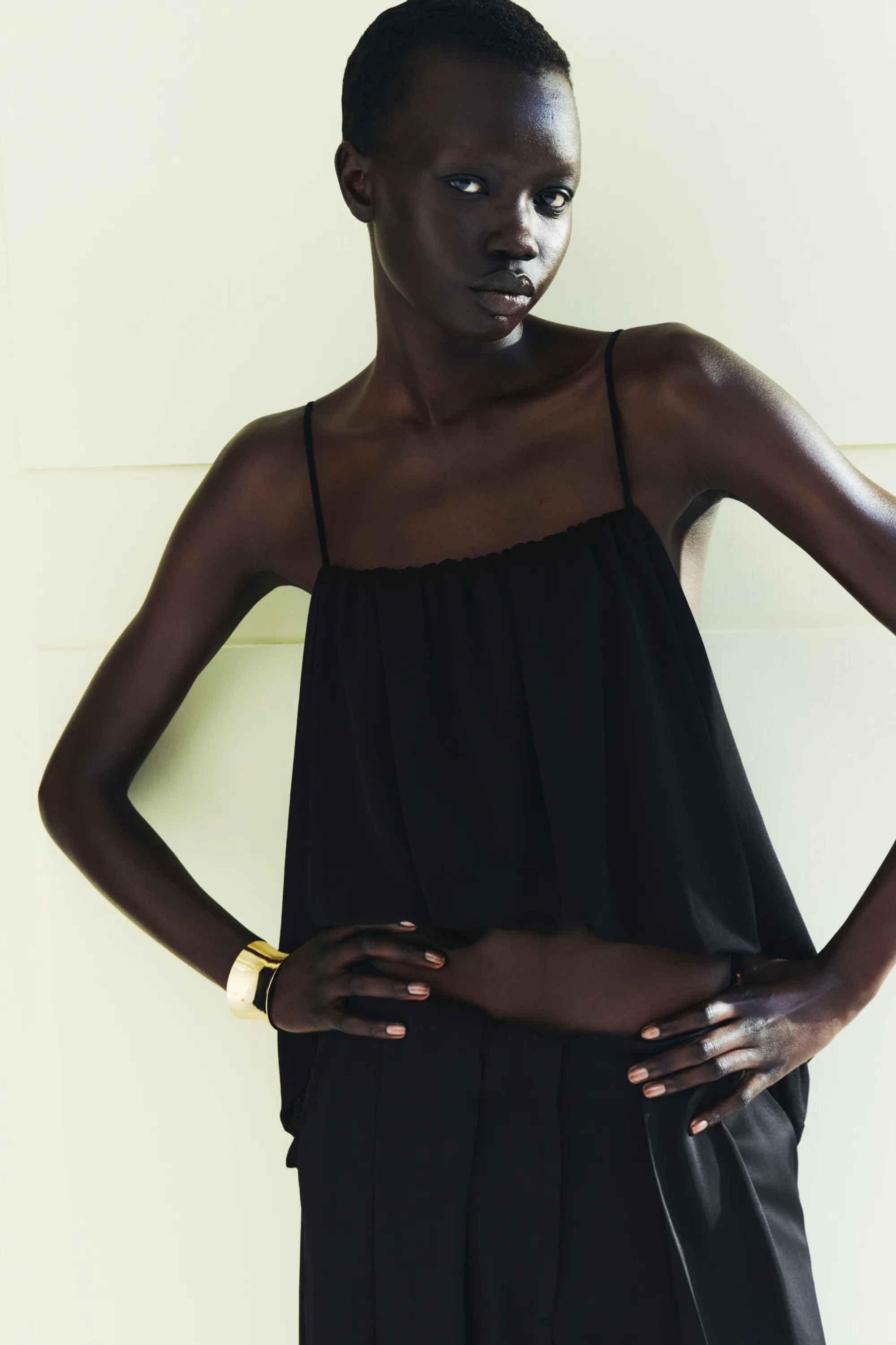 Top asymétrique à bretelles fines - Noir