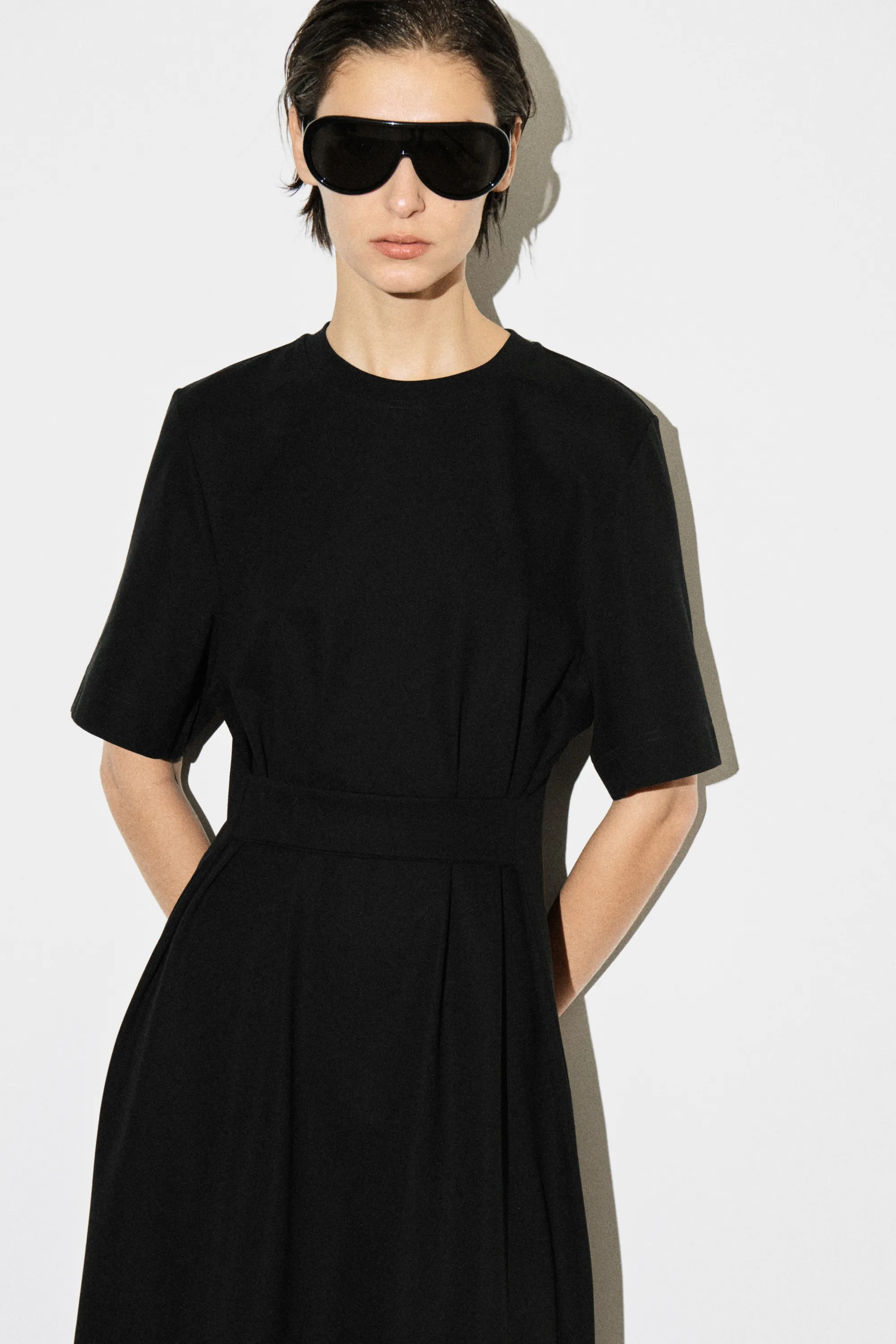 ROBE T-SHIRT MIDI À DÉTAIL CEINTURE - NOIR
