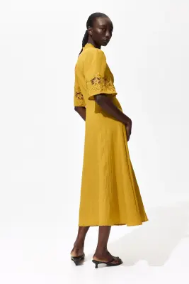 Robe froissée avec broderie anglaise - Jaune foncé — photo 3