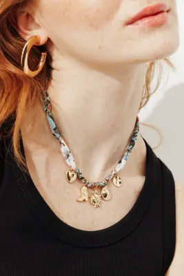 Collier ruban et breloques