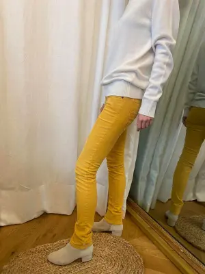 Jean slim en coton jaune ambre Prix boutique 170€ Taille 24 (XS) — photo 3