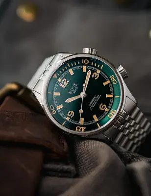 KUOE SOMBRERO 90-011 GREEN LINEN TEXTURED DIAL FLAT-LINK BRACELET — photo 3
