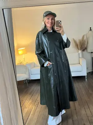 Manteau long évasé en cuir d'agneau vert foncé doublure soie et boutons bijoux argent Prix boutique 34000€ Taille 40 — photo 4