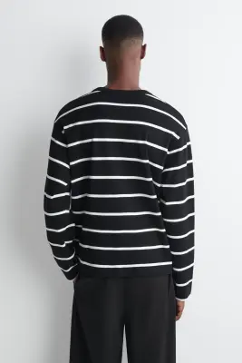 T-SHIRT DÉCONTRACTÉ À MANCHES LONGUES EN JERSEY - NOIR / BLANC / RAYÉ — photo 3