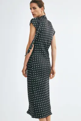 Robe en satin avec détail façon écharpe - Noir/pois — photo 3