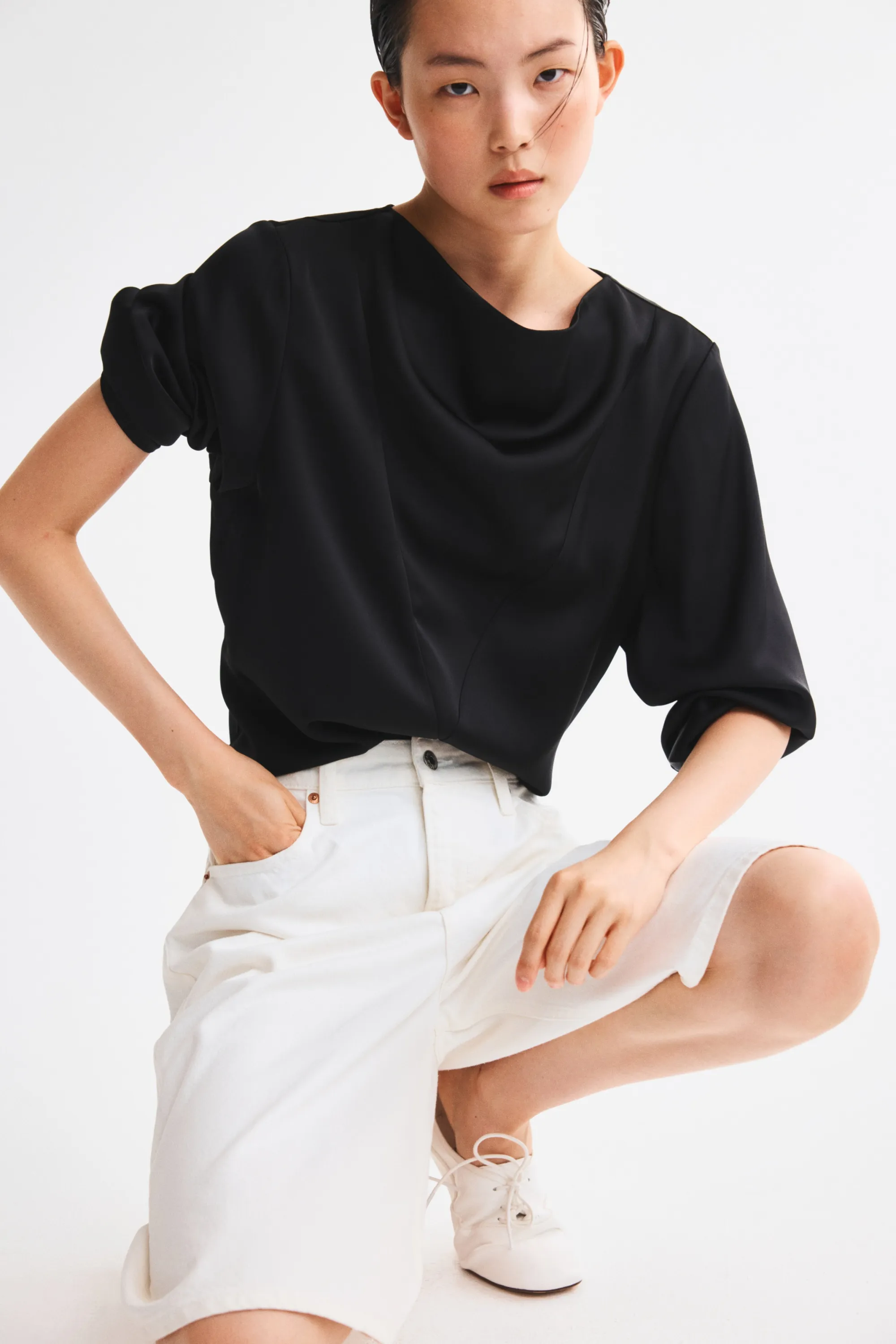 Blouse en satin avec encolure bénitier - Noir