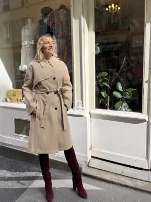 Trench ceinturé en gabardine de coton beige à double boutonnière et cape Prix boutique 4000€ Taille M — photo 4