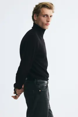 Pull col roulé Regular Fit en laine mérinos - Noir — photo 3