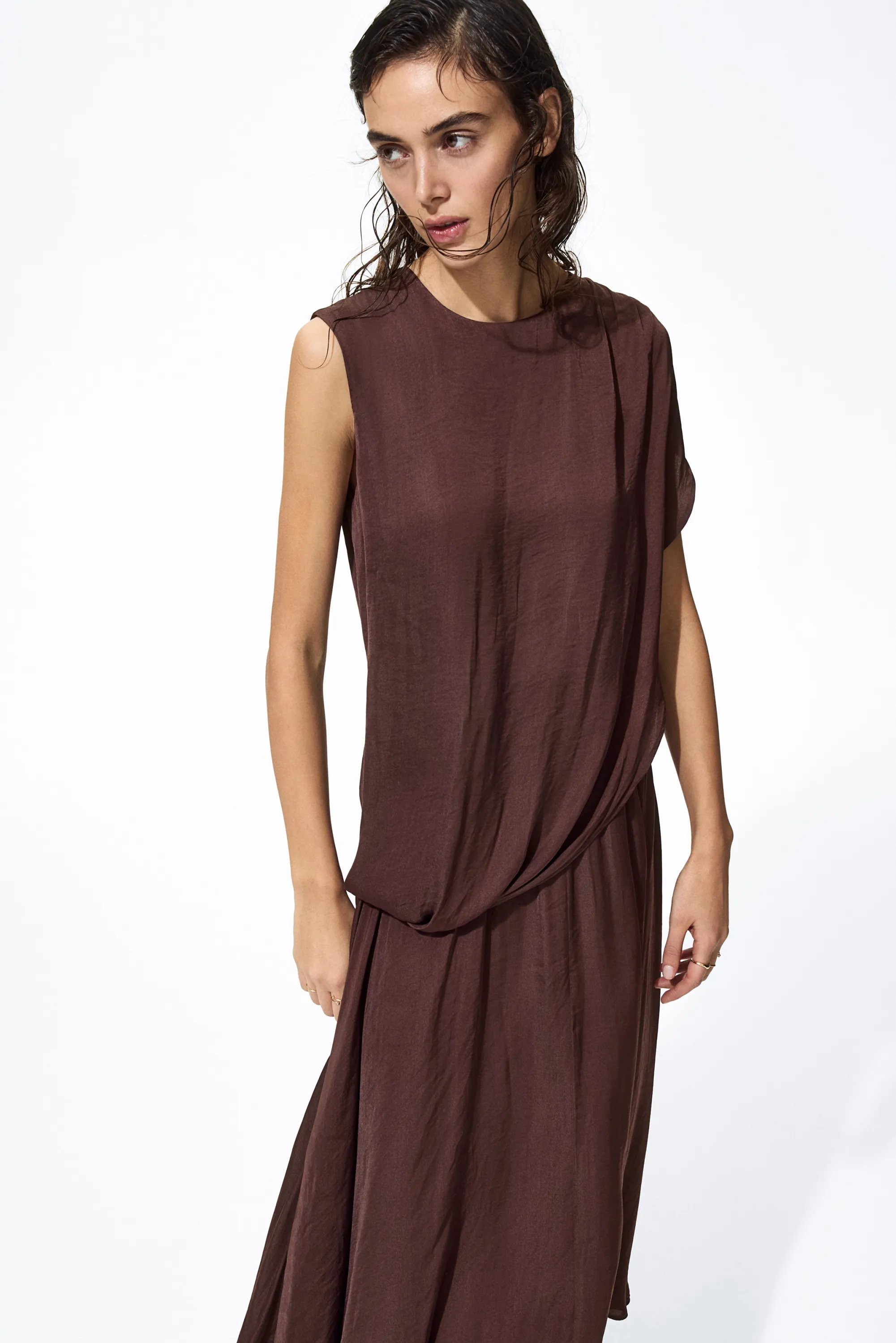 Robe en satin à effet drapé - Marron foncé