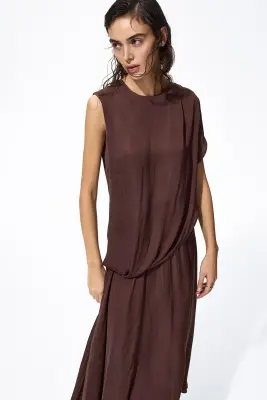 Robe en satin à effet drapé - Marron foncé — photo 1