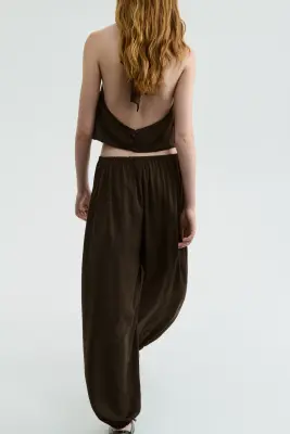 Pantalon à jambes ballon en satin - Marron foncé — photo 1