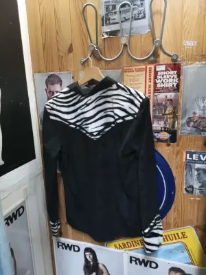 Chemise noire à motifs zébrés — photo 3