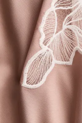 Robe en satin avec écharpe et dentelle - Beige ancien/blanc — photo 5