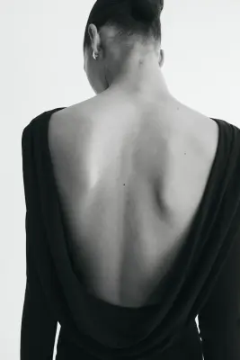 Robe à dos bénitier en maille fine - Noir — photo 4
