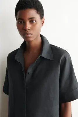 CHEMISE OVERSIZE À MANCHES COURTES EN LIN - NOIR DÉLAVÉ — photo 3