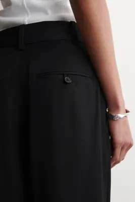 PANTALON À JAMBES BALLON EN SERGÉ À PLIS - NOIR — photo 3