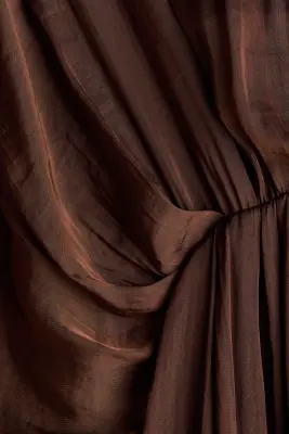 Robe en satin avec col cravate - Marron foncé — photo 2