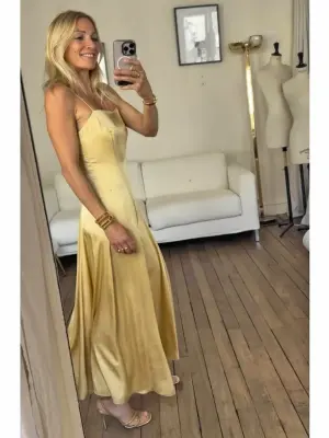 Robe longue à bretelles fines en satin jaune pastel Prix boutique 445€ Taille XS — photo 4