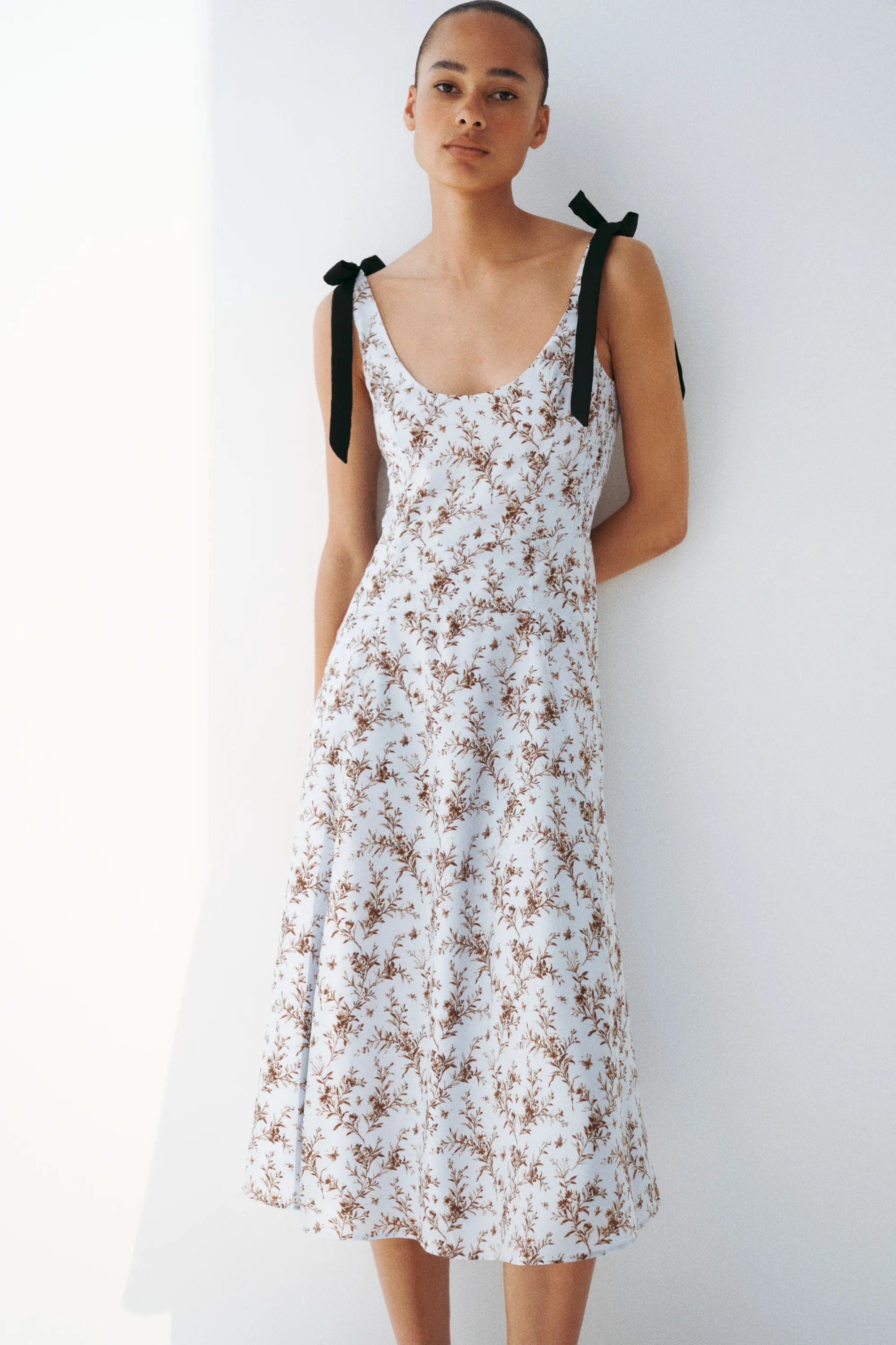 Robe avec bretelles à nouer et jupe évasée - Bleu clair/fleuri