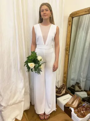 Combinaison pantalon en crêpe blanc ivoire décolleté V voile Prix boutique 590€ Taille 34/36 — photo 4