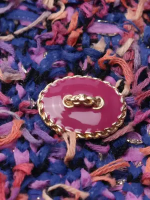 Mini jupe moulante en tweed rose, bleu violet et doré pailleté Prix boutique 3800€ Taille 34 — photo 2