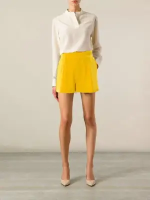 Short taille haute à pinces en crêpe jaune vif Prix boutique 490€ Taille 36 — photo 2