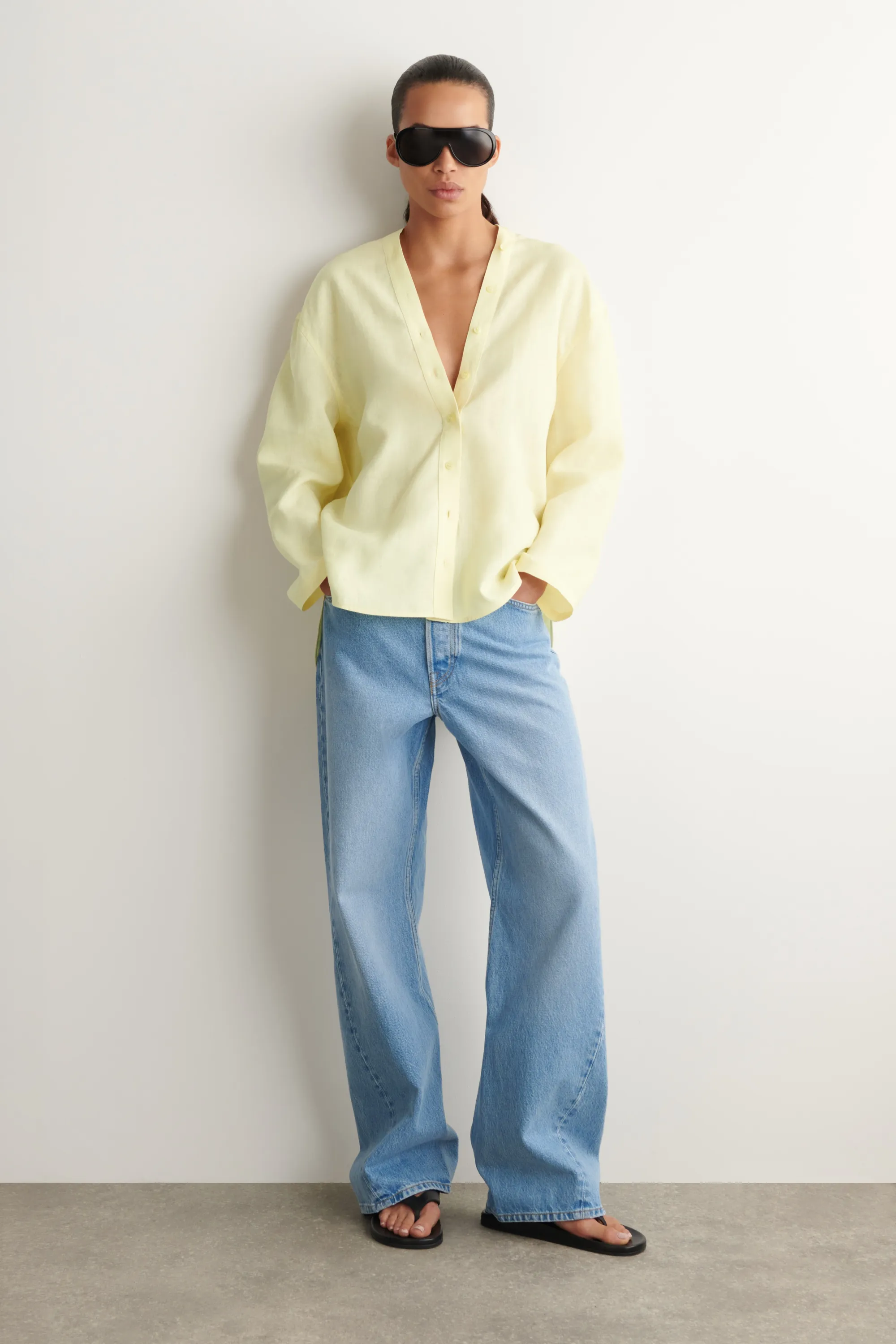 CHEMISE BOUTONNÉE EN LIN À COL EN V - JAUNE